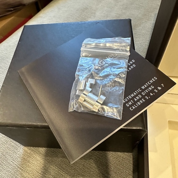 TAG Heuer Formula 1 Calibre 5 Silver Watch with Black Dial - Picture 9 of 15